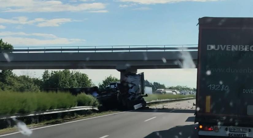 Újabb baleset történt az M6-oson, vigyázat, csak egy sávon halad a forgalom!