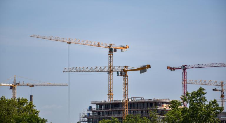 Életjelet adott a kulcságazat, de még korai lenne pezsgőt bontani