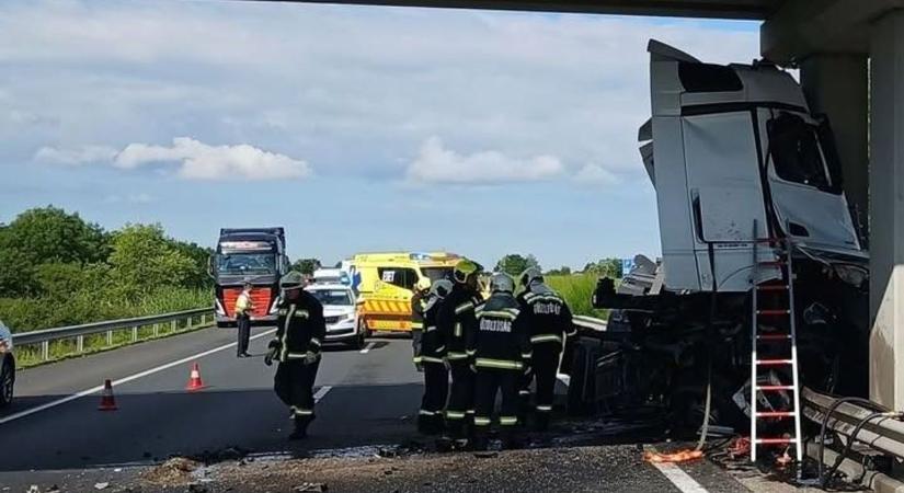 Tragédia az M3-as sztrádán: hídfőnek rohant egy kamion, a sofőr nem élte túl a becsapódást - fotóval
