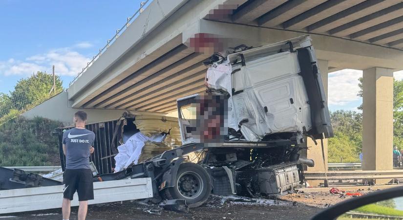 Újabb tragédia a magyar utakon: fékezés nélkül hajtott hídfőnek egy kamion az M3-ason