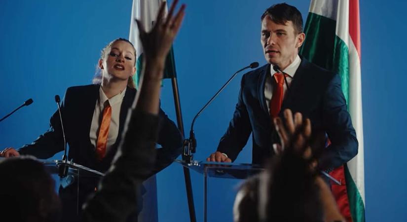 Lengyel Tamás tart kormányinfót az X-Faktoros énekesnő klipjében
