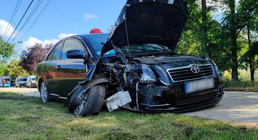 Villanyoszlopnak csapódott egy autó Békéscsabán