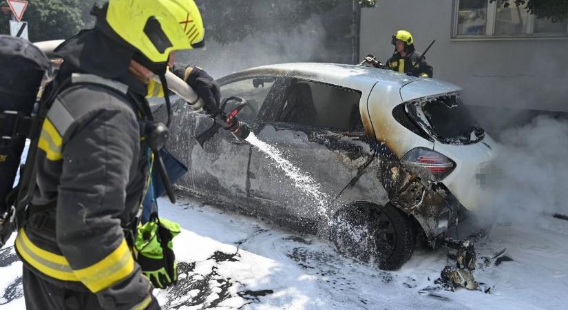 Ilyet sem látni mindennap: a belvárosban kapott lángra egy elektromos autó