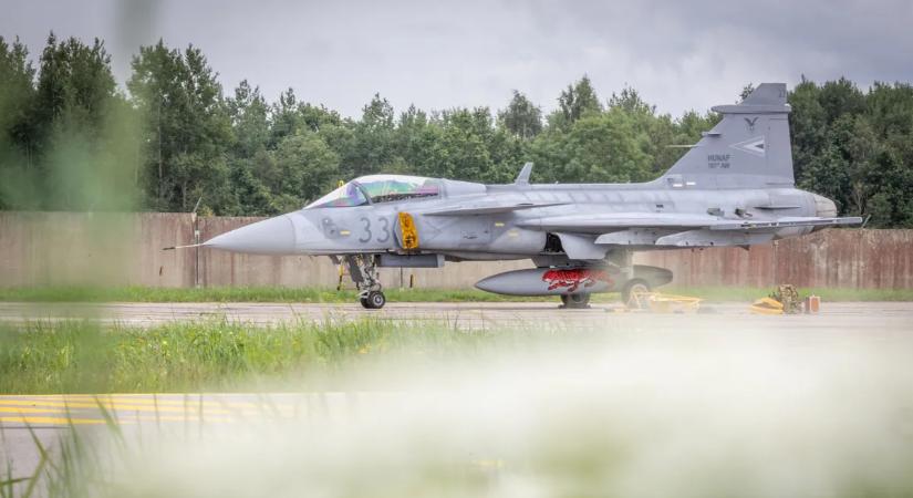 Akcióban a magyar Gripenek: azonosítatlan gép lépett az ország légterébe