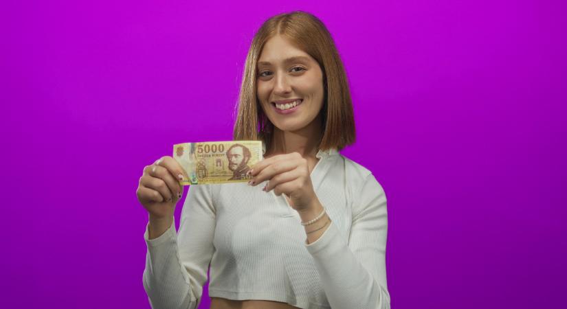 Nem hiszik el, mit csinál ez a kicsi valuta fényes nappal, mindenki szeme láttára!