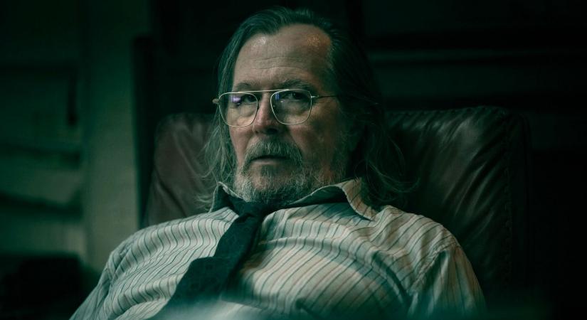 Gary Oldman zseniális, morcos kémfőnöke újabb őrült küldetésbe keveredik