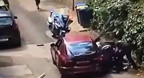 Előkerült egy videó arról, ahogy a rendőrök kirángatták a kocsijából a budapesti ámokfutót