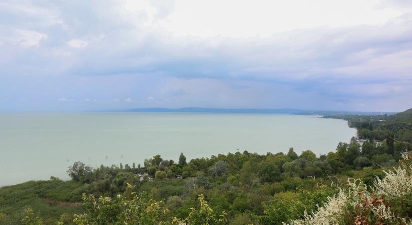 Szeles, változékony hétvége jöhet a Balatonnál, a viharjelzést is figyelni kell
