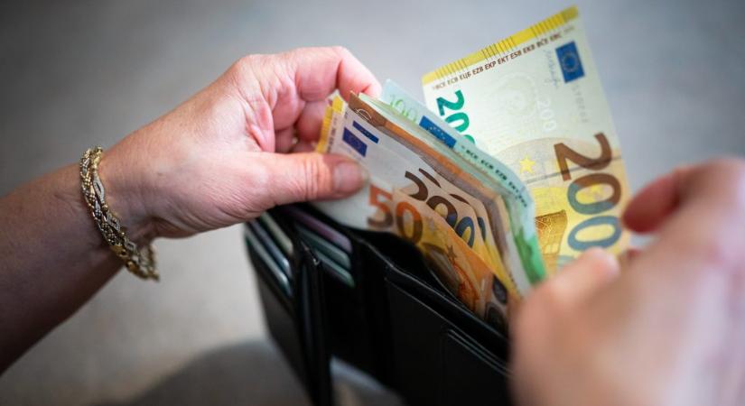 K&H Bank: nagy árat fizethetnek a magyar dolgozók az euróbevezetésért