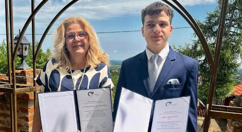 Dupla elismerés: Kiemelkedő diákot és elhivatott pedagógust díjaztak