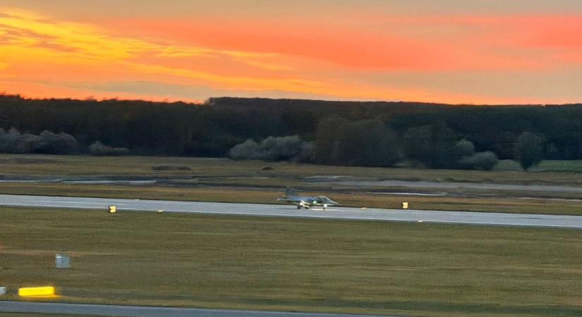Látványos képeken a kecskeméti Gripenek hazatérése az Alfa-riasztás után