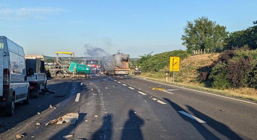 8 halott az M1-esen: egy gyümölcsszállító kamion indította el a tragédiát