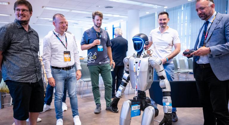 Elveszi a munkánkat a mesterséges intelligencia? A BME robotja váratlan választ adott