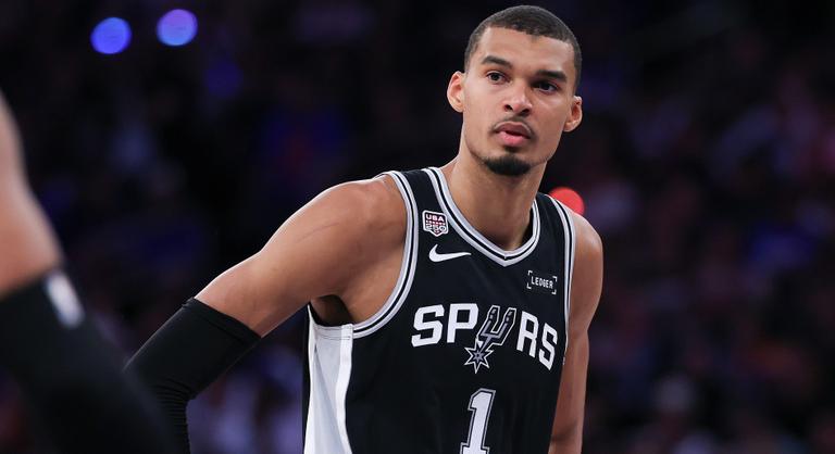Videón, ahogy tojást vágnak a drukkerek az NBA legnagyobb sztárja fejéhez