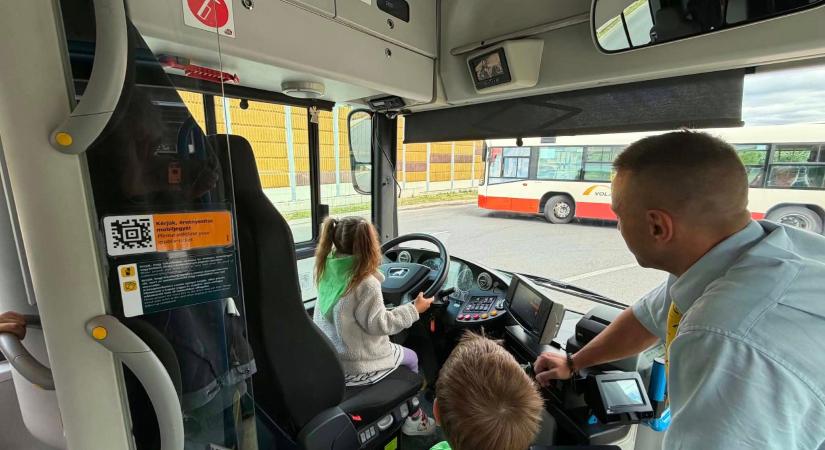 Buszvezetőnek álltak egy napra az esztergomi Zöld ovisok