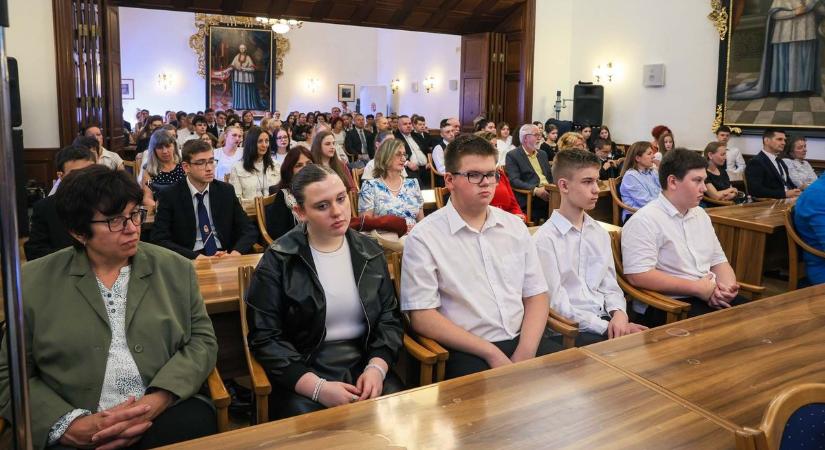 Közel 150 diák és pedagógus kapott elismerést a tanulmányi versenyeken elért eredményekért