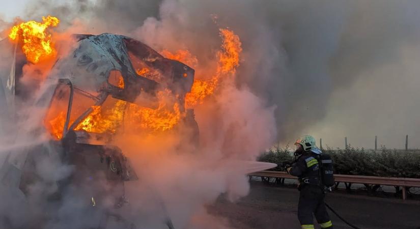Tragédia az M1-es autópályán: így oltották a lángokat a tűzoltók