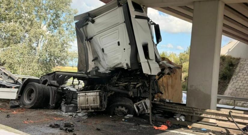 Fekete péntek az autópályákon: nyolc halott az M1-esen, egy kamionos az M3-ason halt meg – fotók a balesetekről