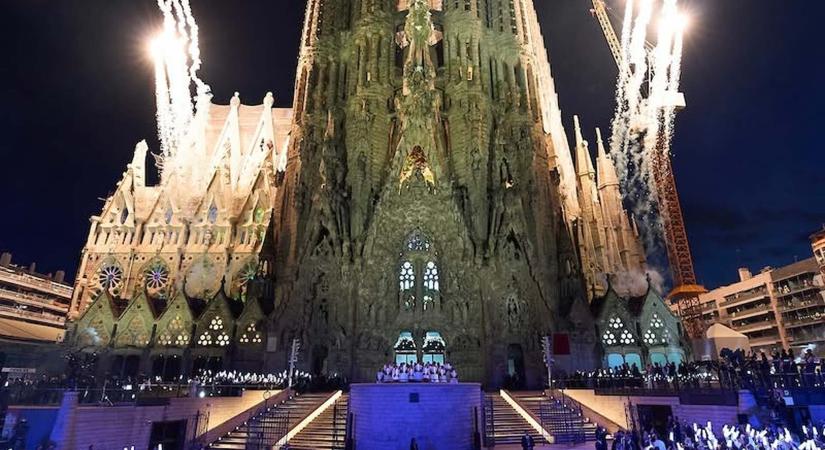 Fényjáték kíséretében avatták fel a Sagrada Familia legmagasabb tornyát