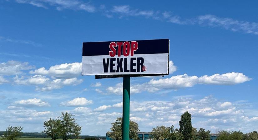 Eljárás indult a StopVexler feliratú reklámtáblák miatt