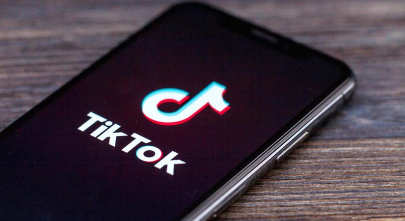 Két influenszerre csapott le a NAV, miután nem adóztak a YouTube-on és TikTokon szerzett bevételeik után