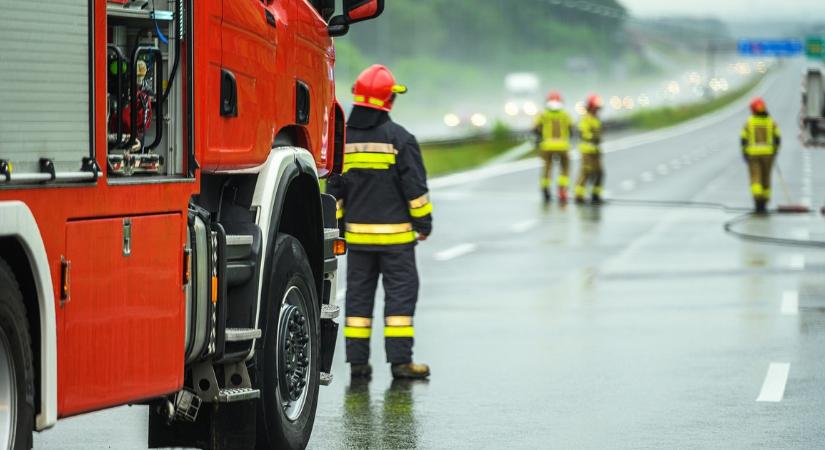 Újabb halálos tragédia az autópályán: hídpillérnek ütközött egy kamion az M3-ason