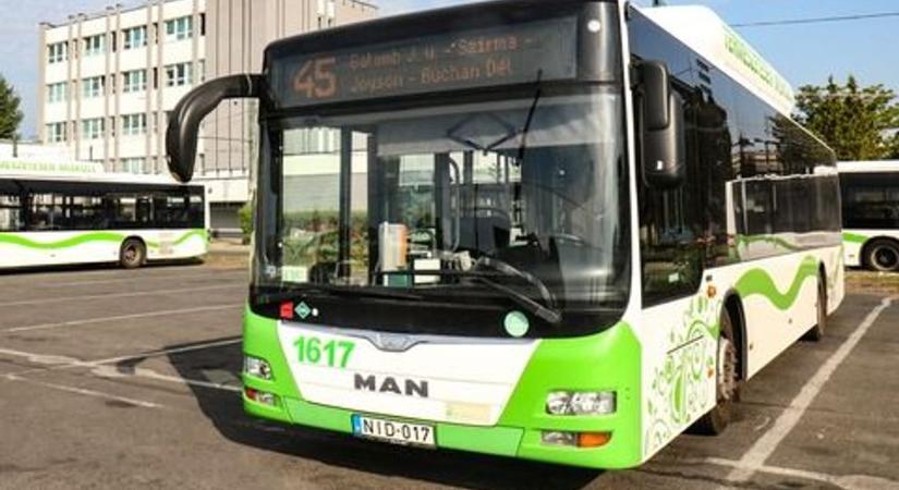 Fellélegezhet több száz ingázó: ekkor nyitják meg a Pesti út hetek óta lezárt kanyarodósávját