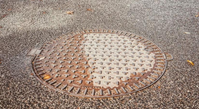 Egy fedlap miatt borul a forgalom Szeged szívében