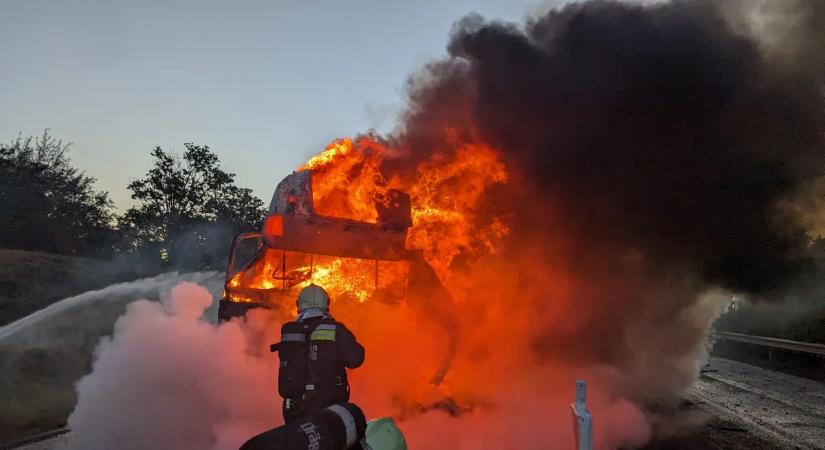 Megrázó fotók az M1-esen történt tömegszerencsétlenségről – méteres lángok csaptak fel a karambol után