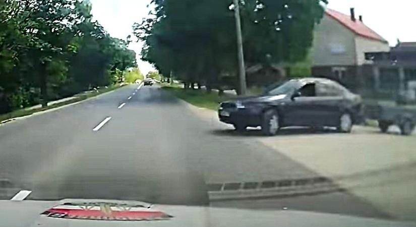Hajszálon múlt az ütközés: majdnem rendőrautónak hajtott egy sofőr (videó)