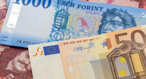 Négy és fél éves csúcson a forint: 353 forint alá esett az euró árfolyama