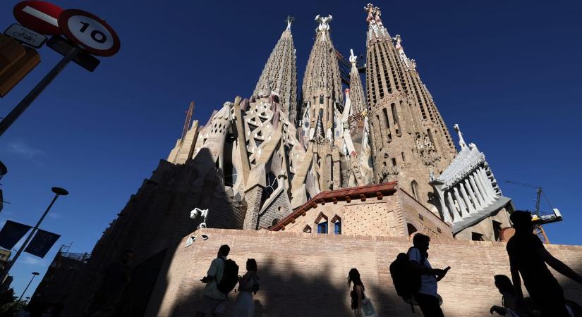 Sziget Velencénél 24 millió euróért, a Sagrada Família új tornya és a bűnbánó britek