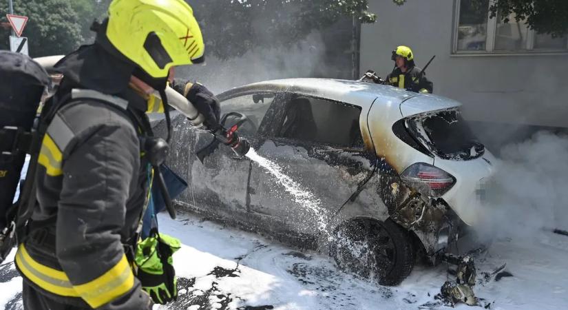 Szénné égett egy elektromos autó a fővárosban – óriási tűz volt