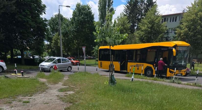Buszba tolatott egy autó Egerben