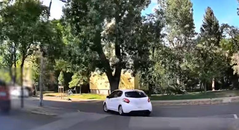Videón két közúti konfliktus, az egyiknél a vétkes sofőr még menekülni is próbált