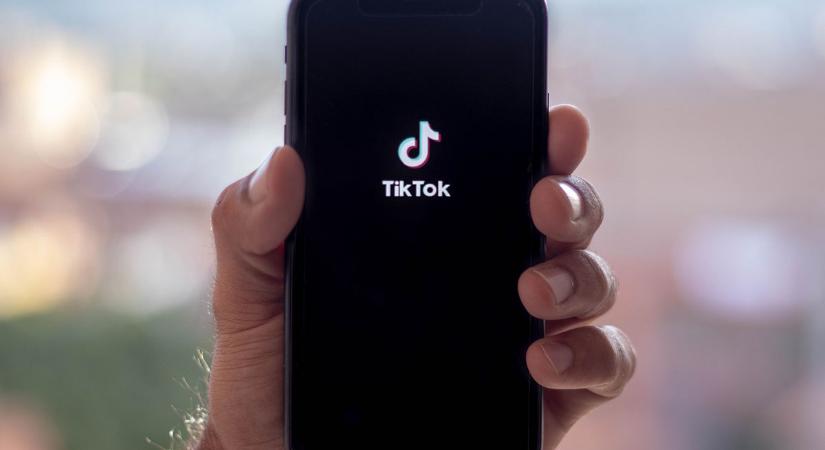 Két TikTok-sztár bukott le: milliós bevételek után nem fizettek adót