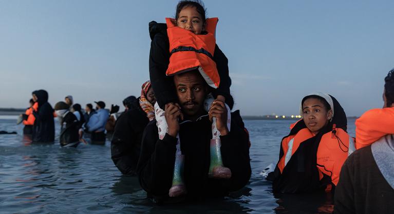 Életbe lépett a migrációs paktum, a migránsok máris keresik a kiskapukat