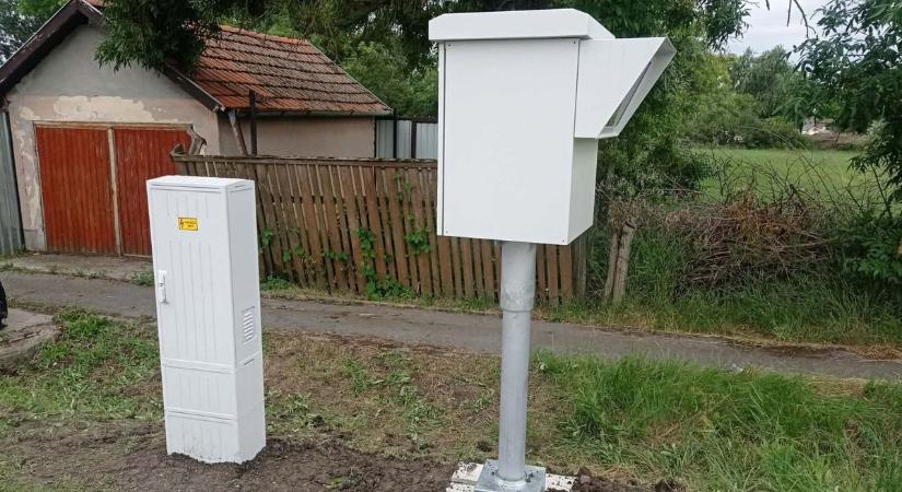 Megvan a megoldás a főúton élők gondjára: traffiboxokat telepítettek Maroslelén