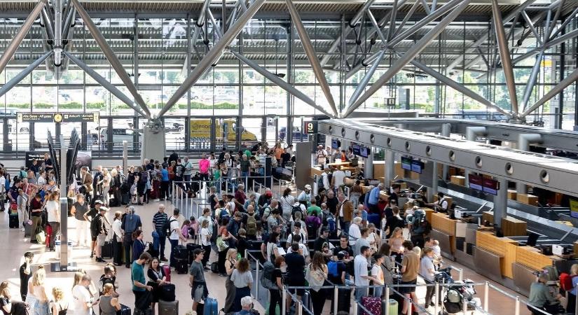 Kiürítették a hamburgi repülőtér tranzitzónáját, utasokat szállítottak le a gépekről