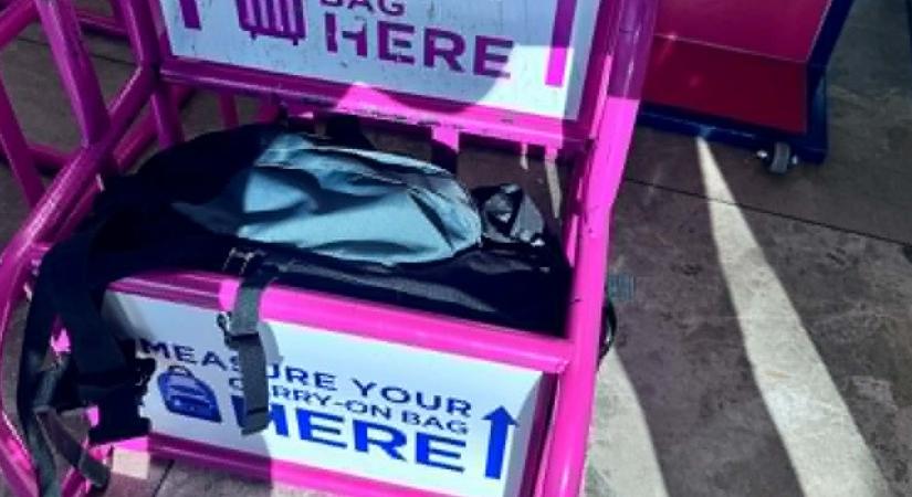 Botrány a beszálláskor: hiába volt jó a méret, kifizettették a csomagdíjat a Wizz Air utasaival