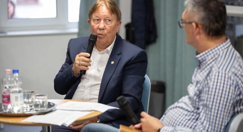Tanulmányok, értekezések, konferencián elhangzott előadások egy kötetben