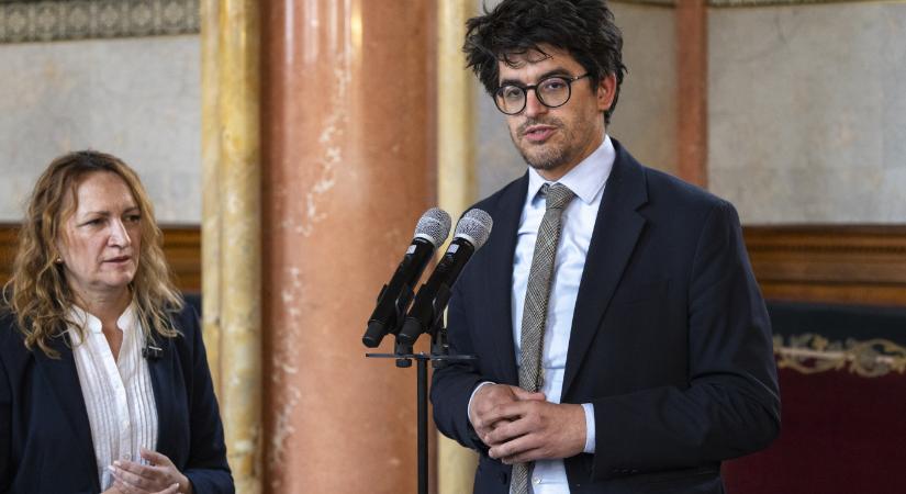 Hivatalosan is visszavonták a megkérdőjelezhető módon kiosztogatott diplomata útleveleket