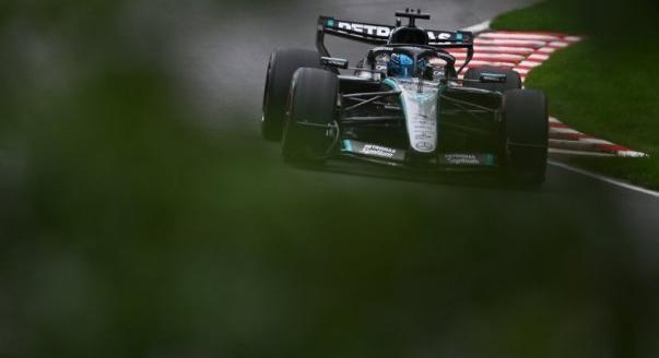 Russell az élen az első szabadedzésen