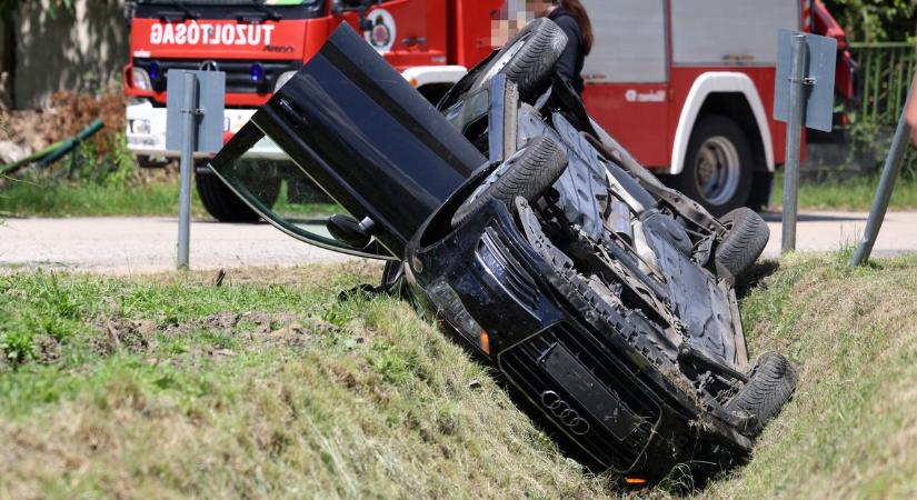 Nagy borulás Kaposváron: Fejtetőn állt meg egy autó a Kaposrét soron
