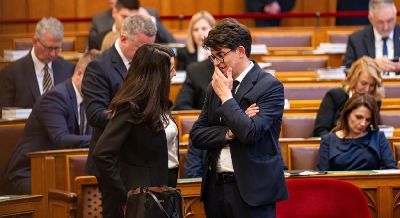 Videót tett közzé Velkey György László, amint ellenjegyzi a jogosulatlannak vélt diplomata-útlevelek visszavonását