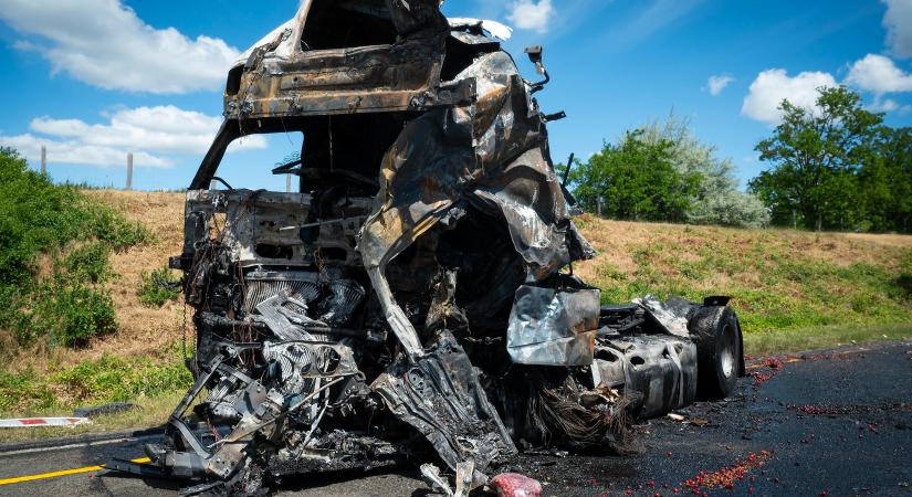 Azonnali, soron kívüli vizsgálatot rendelt el Vitézy Dávid az M1-es horrorbalesetek ügyében, a Magyar Közút is megszólalt
