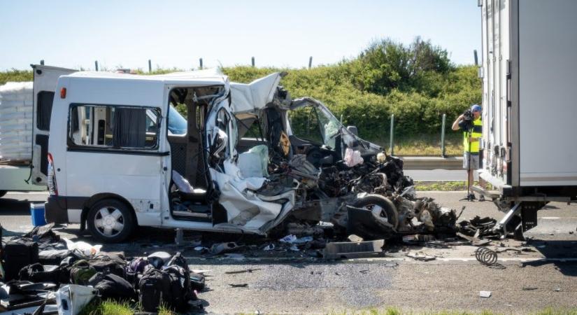 Halálos balesetsorozat az M1-esen: mindkét sofőr elaludhatott a volán mögött, a kisbusz vezetője kirepült az ütközéstől, életéért küzdenek