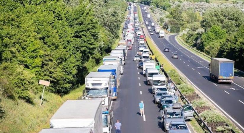 Egymást érik a balesetek az M3-ason, újabb helyen alakult ki hatalmas torlódás
