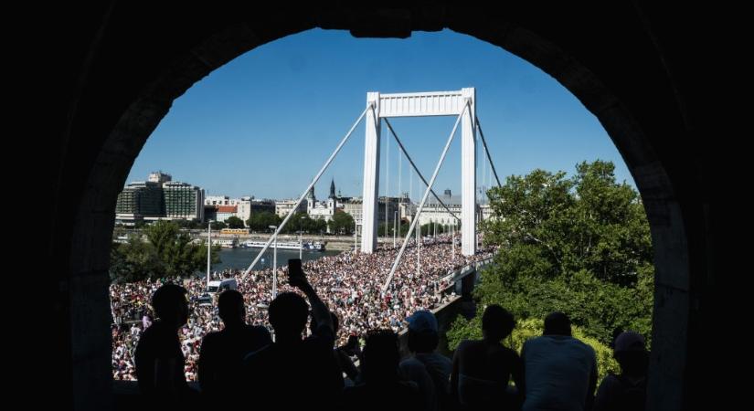 Melegházasságról szóló javaslat Magyar Péter asztalán