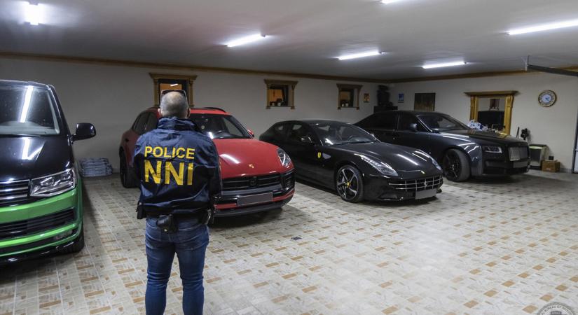 Aranyozott szobák, Rolls-Royce, Porsche és Ferrari a garázsban – elképesztő luxusban élt a szadai gyógyszermaffia főnöke